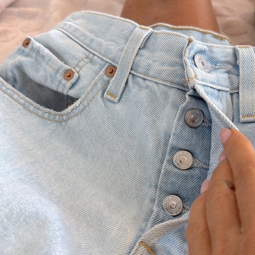 Levi's Original 501 Button Fly Straight Leg Jeans Light Wash Size 26 - Picture 4 of 8